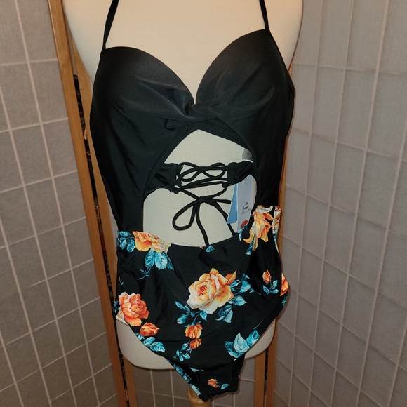 Cute one piece bathing suit - Picture 1 of 4